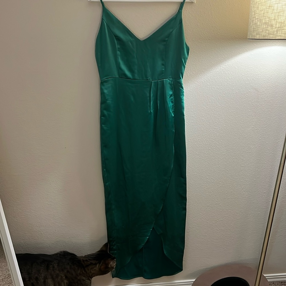NWT Beautiful satin green dress with a tulip skirt opening